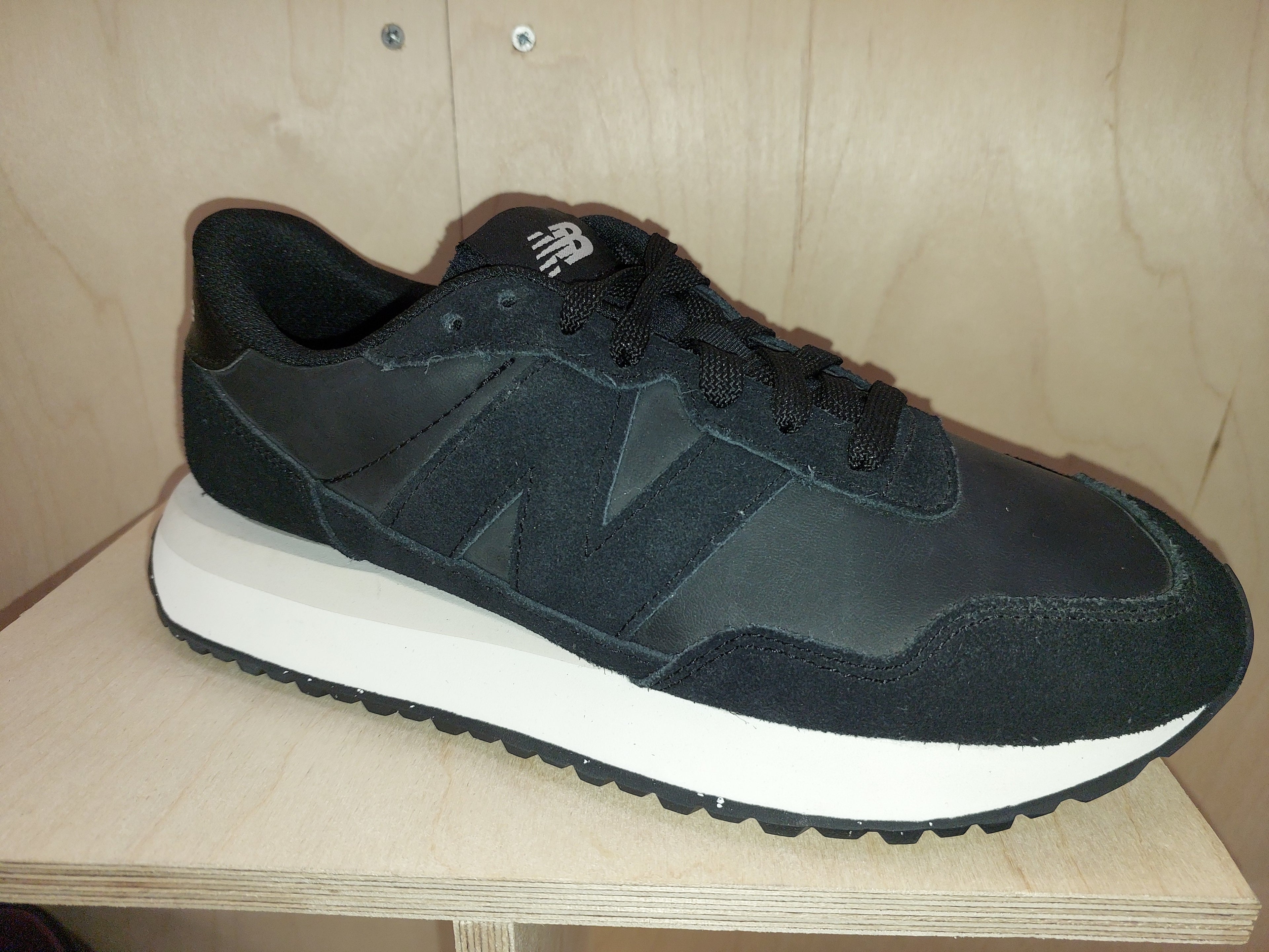 New Balance – 237